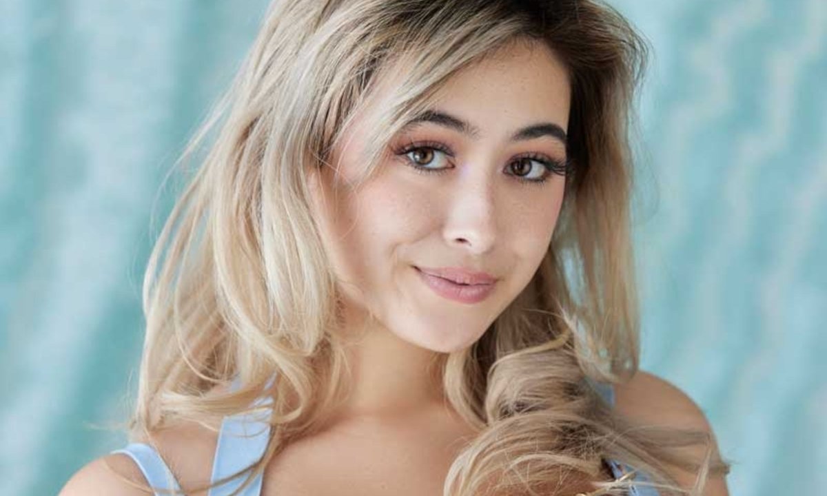 Chloe Surreal Wiki, Bio, Net Worth, Boyfriend, Height, Age & More